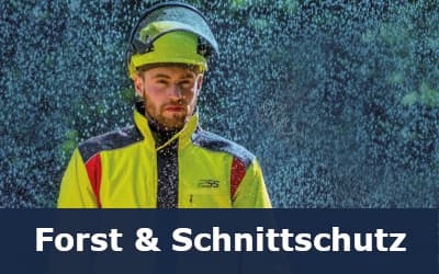 Forstarbeiter mit Schnittschutzkleidung